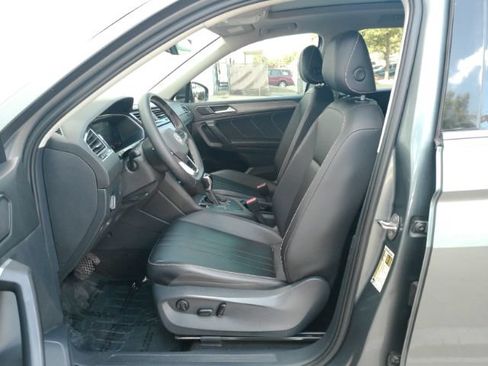 Used 2022 Volkswagen Tiguan SE w/ Panoramic Sunroof Package FWD image 16