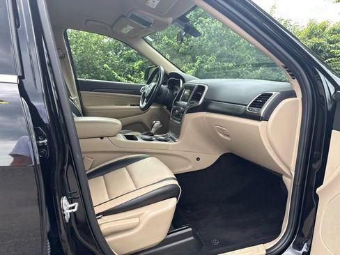 Used 2021 Jeep Grand Cherokee Laredo AWD/4WD image 31