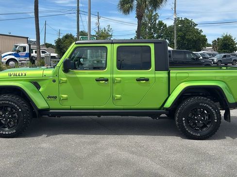 Used 2025 Jeep Gladiator Sport AWD/4WD image 2