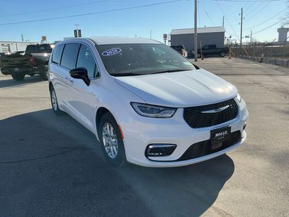 New 2026 Chrysler Pacifica Select