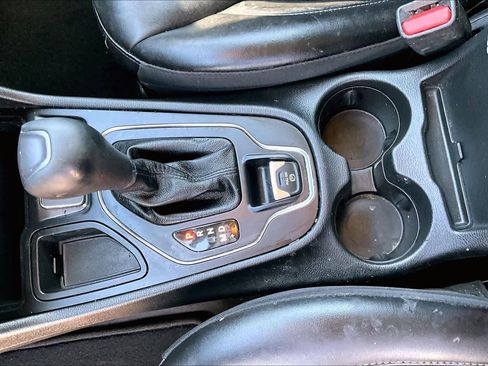 Used 2020 Jeep Cherokee Latitude Plus image 15