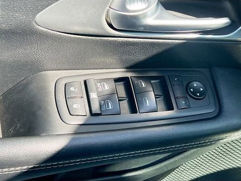 Used 2019 Chrysler Pacifica Touring-L Plus w/ S Appearance Package image 11