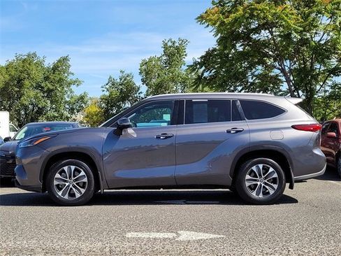 Certified 2022 Toyota Highlander XLE image 9
