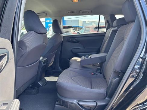 Used 2023 Toyota Highlander LE image 29