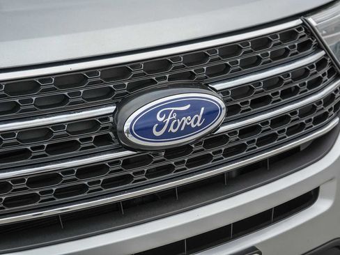 Used 2022 Ford Explorer XLT w/ Equipment Group 202A RWD image 3