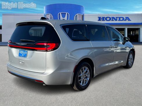 Used 2024 Chrysler Pacifica Touring-L image 6