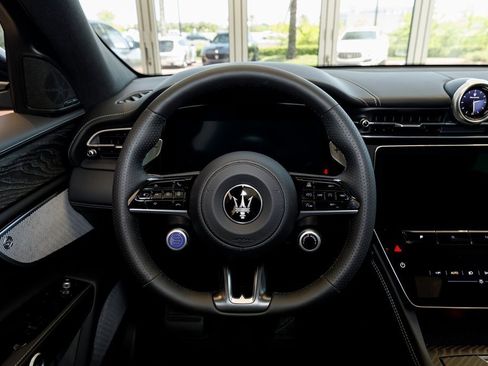 New 2025 Maserati Grecale Modena image 32