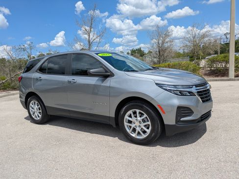 Used 2023 Chevrolet Equinox LS w/ LS Convenience Package FWD image 2