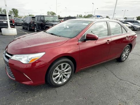 Used 2017 Toyota Camry XLE w/ Moonroof Package FWD image 4