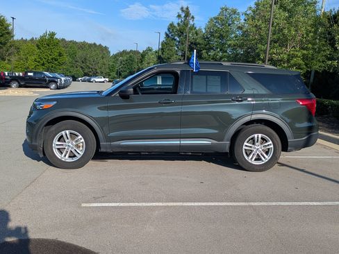 Used 2022 Ford Explorer XLT AWD/4WD image 7