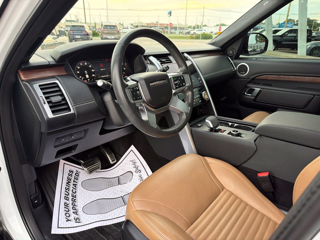 Used 2024 Land Rover Discovery Dynamic SE AWD/4WD image 13