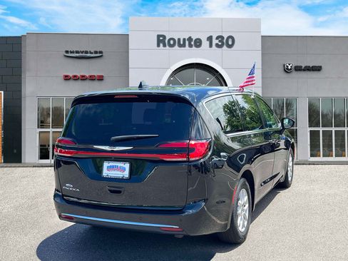Used 2023 Chrysler Pacifica Touring-L FWD image 4