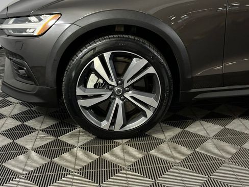 Used 2025 Volvo V60 B5 Cross Country Plus image 11
