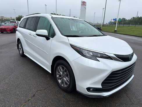 Certified 2025 Toyota Sienna XLE w/ XLE Plus Package AWD/4WD image 7