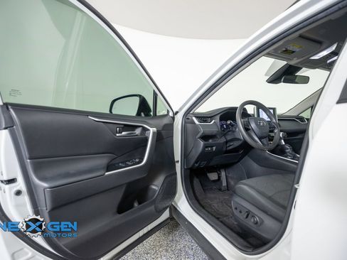 Used 2023 Toyota RAV4 AWD Hybrid image 9