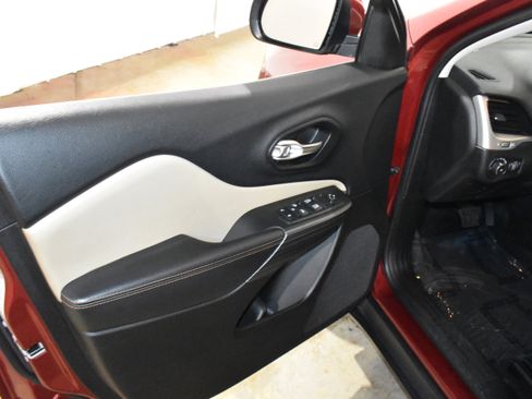 Used 2015 Jeep Cherokee Limited image 25