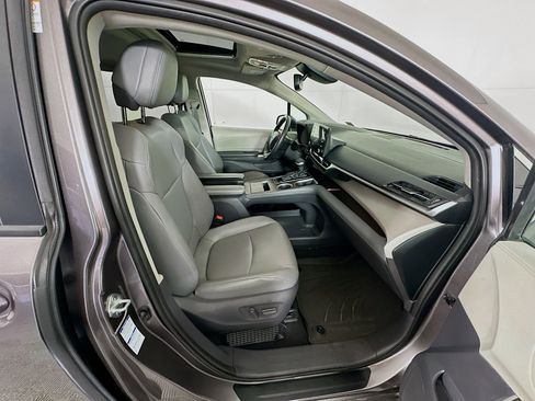 Used 2021 Toyota Sienna XLE image 33
