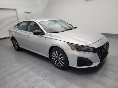 Used 2025 Nissan Altima 2.5 SV FWD image 11