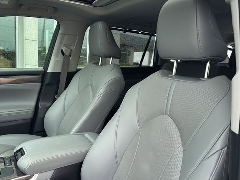Used 2021 Toyota Highlander Limited image 26