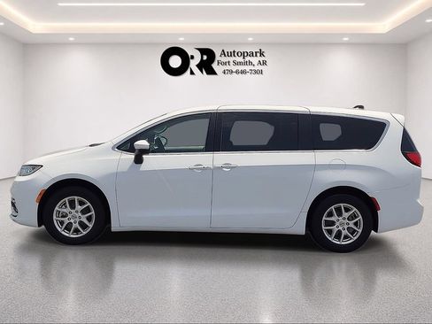Used 2023 Chrysler Pacifica Touring-L FWD image 3