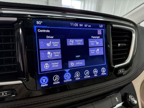 Used 2017 Chrysler Pacifica Limited image 19