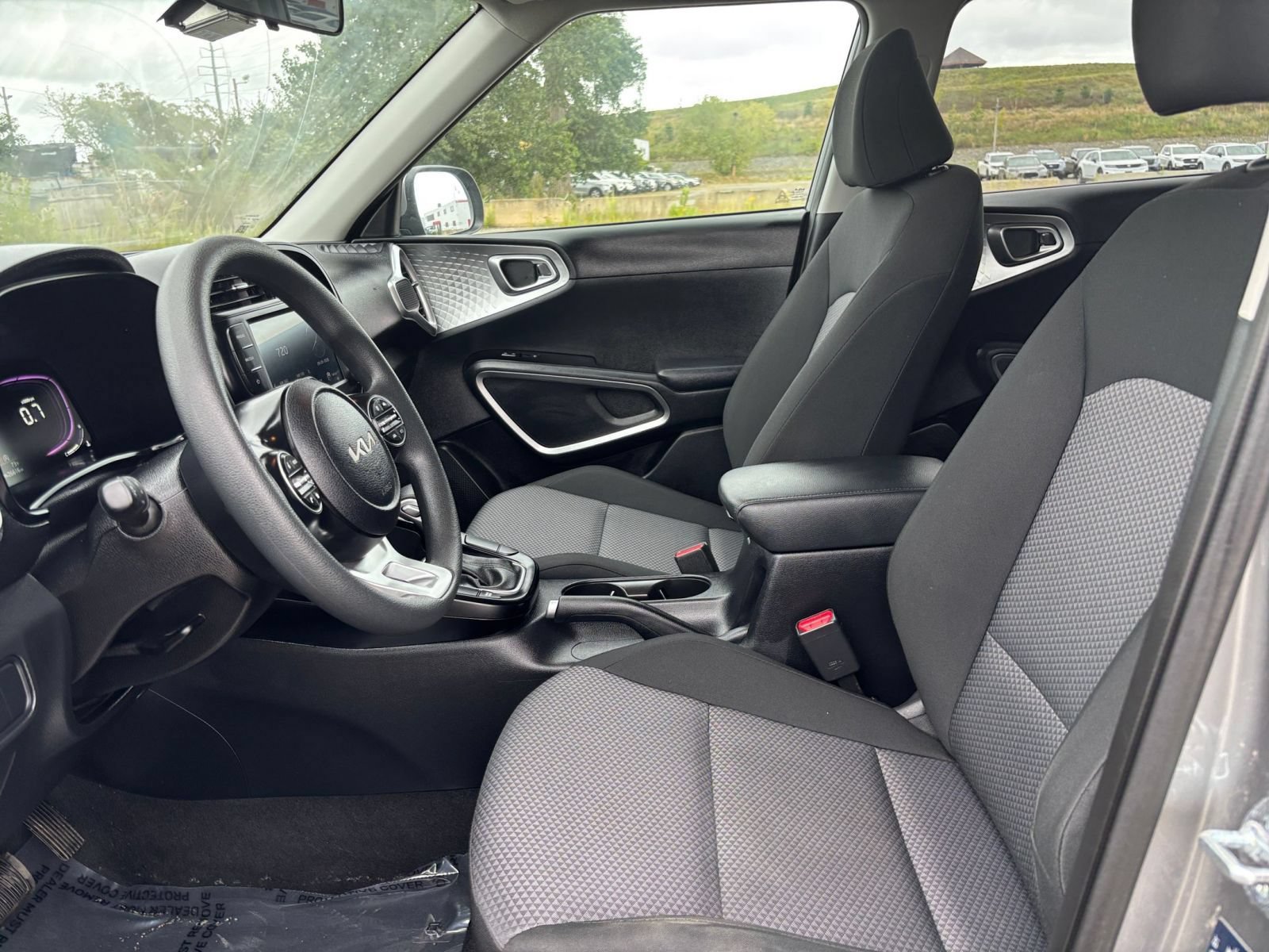 Used 2025 Kia Soul LX w/ LX Technology Package FWD image 21