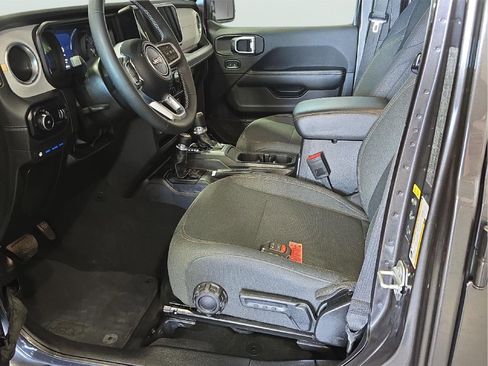 Used 2025 Jeep Wrangler Unlimited Sahara AWD/4WD image 8