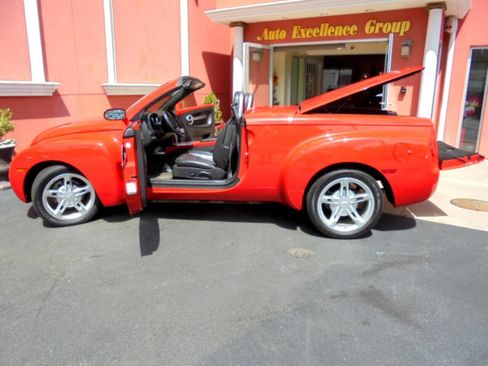 Used 2005 Chevrolet SSR w/ Preferred Equipment Group RWD image 3