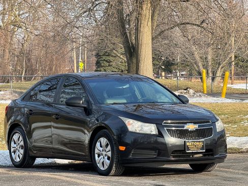 Used 2014 Chevrolet Cruze LS image 2