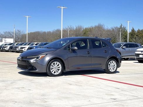Used 2023 Toyota Corolla SE image 2