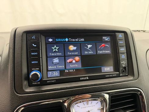Used 2013 Chrysler Town & Country Touring-L w/ Driver Convenience Group FWD image 17