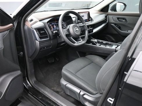 Used 2023 Nissan Rogue S image 2