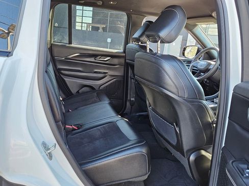 Used 2023 Jeep Grand Cherokee Altitude image 13