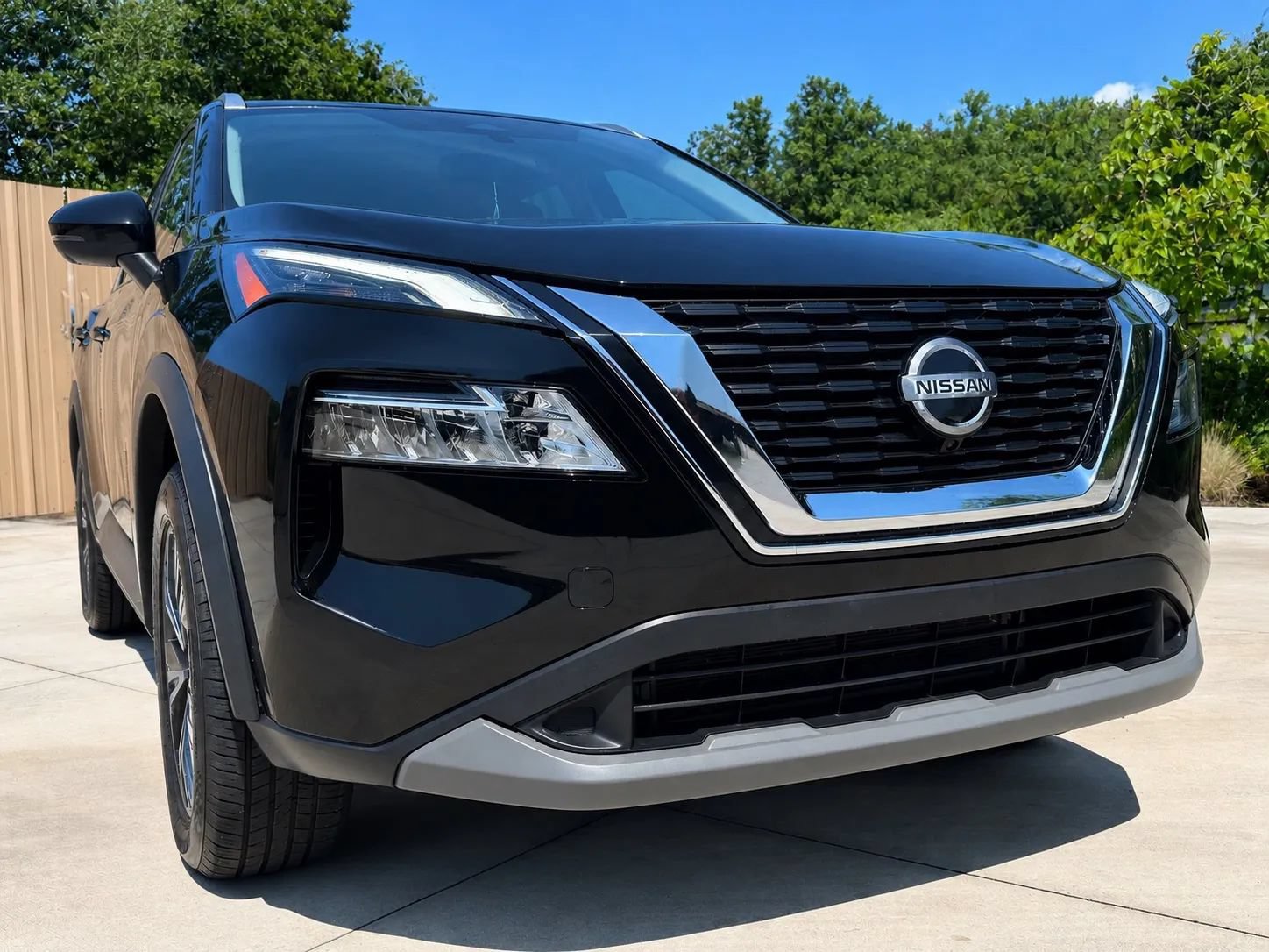 Used 2021 Nissan Rogue SV FWD image 2