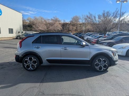 Used 2023 Kia Niro SX Touring image 2