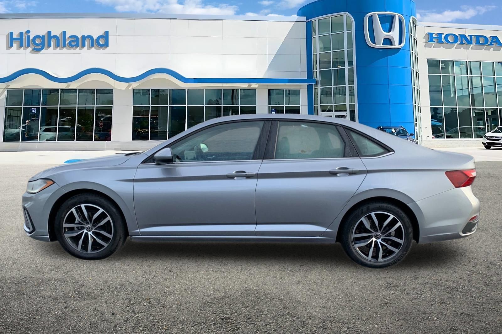 Used 2025 Volkswagen Jetta SE FWD image 2