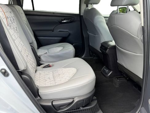Used 2022 Toyota Highlander Bronze Edition AWD/4WD image 9