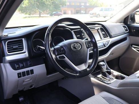 Used 2017 Toyota Highlander Plus w/ Carpet Mat Package AWD/4WD image 15