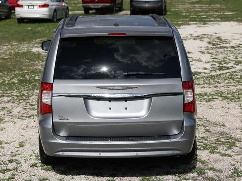 Used 2013 Chrysler Town & Country Touring FWD image 9