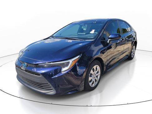 Used 2025 Toyota Corolla LE FWD image 3