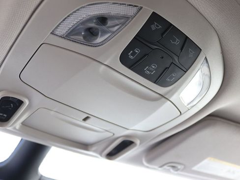 Used 2023 Chrysler Pacifica Limited image 17