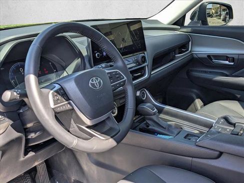 Used 2025 Toyota Grand Highlander AWD image 10