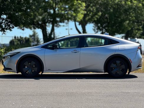 Used 2025 Toyota Prius LE AWD/4WD image 4