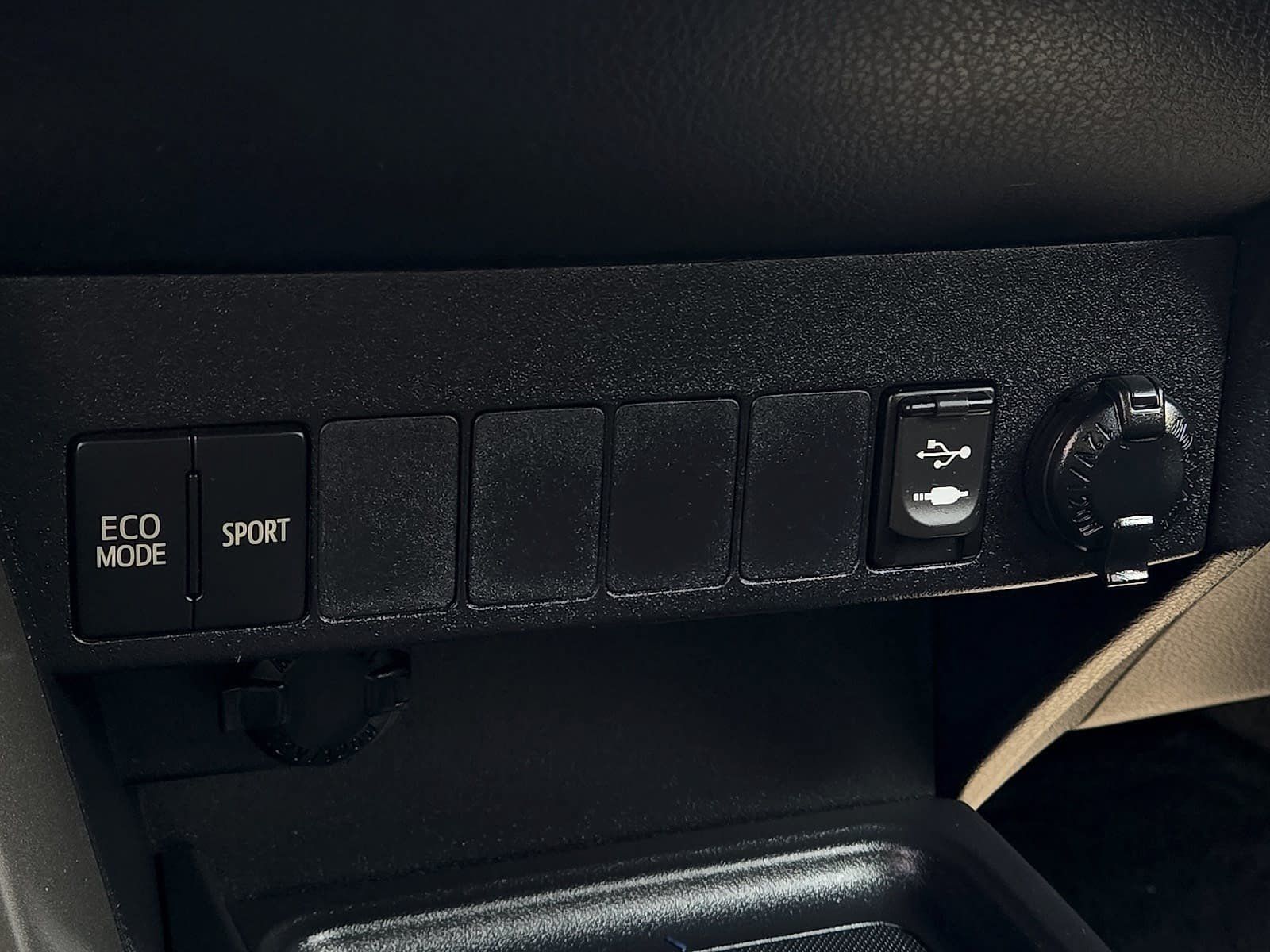 Used 2015 Toyota RAV4 LE FWD image 16