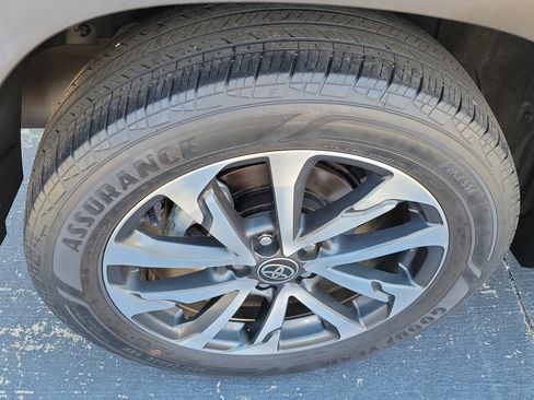 Used 2022 Toyota Corolla Cross XLE image 8