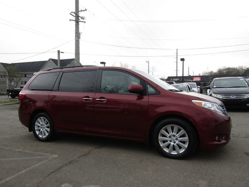 Used 2015 Toyota Sienna XLE w/ XLE Navigation Package image 10