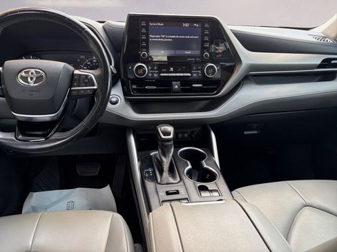 Used 2020 Toyota Highlander XLE AWD/4WD image 11