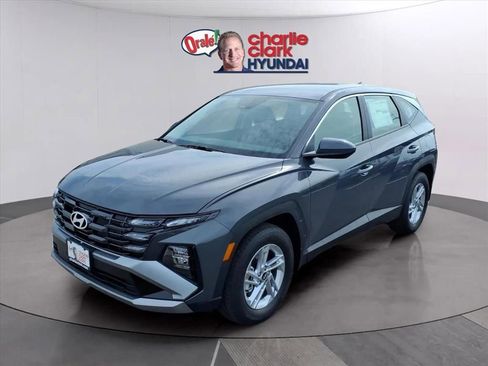 Used 2023 Volkswagen Taos SE w/ Panoramic Sunroof Package FWD image 1