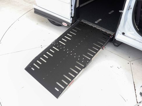 Used 2016 Dodge Grand Caravan SXT w/ UConnect Hands-Free Group image 15