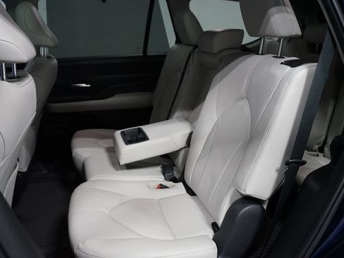 Certified 2025 Toyota Grand Highlander FWD image 30